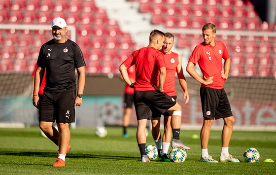 Trénink fotbalist Slavie na hiti rumunské Klue. Vlevo kou Trpiovský,...