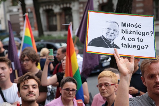 Demonstranti ve Varšavě požadují odvolání arcibiskupa Marka Jedraszewského,...