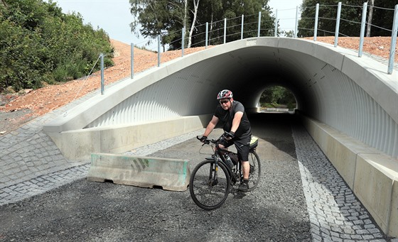 Tunel pro cyklisty na stezce Cheb - Waldsassen je hotový. Teď zbývá položit...