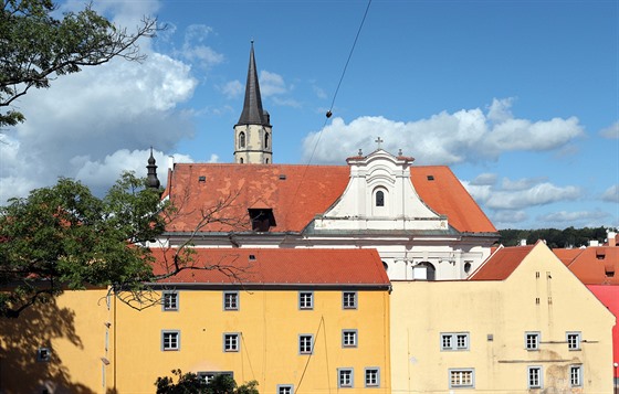 Jednu z nejvýznamnjích chebských památek, barokní kostel sv. Kláry, eká...