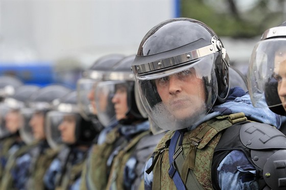 Policisté v Moskv dohlíejí na protesty kvli volbám. (10. srpna 2019)