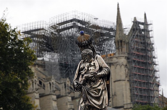 Zkáza Notre-Dame není stále zažehnána. Zřítit se mohou klenby i lešení -  iDNES.cz