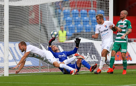 SPORNÝ MOMENT. Martin indelá z Baníku (vlevo) pekonává brankáe Bohemians...