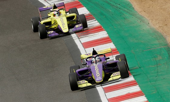 Britka Jamie Chadwicková jede na ele bhem závodu enské formule W Series.