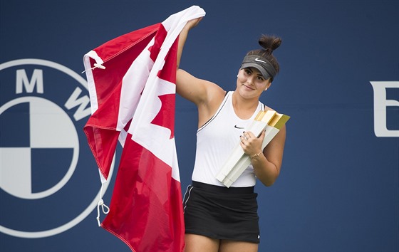 Bianca Andreescuová se raduje z vítzství na domácím turnaji v Torontu.