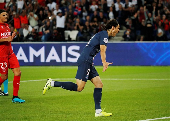 Edinson Cavani z Paris St. Germain oslavuje svoji trefu do sít Nimes.