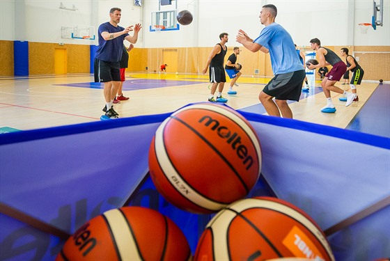 Momentka z úvodního tréninku letní pípravy basketbalist Hradce Králové