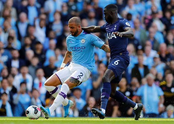 Kyle Walker z Manchesteru City (vlevo) a Davinson Sánchez z Tottenhamu v...