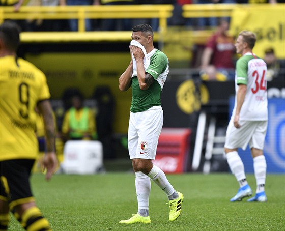 Marek Suchý z Augsburgu smutní po prohe s Dortmundem.