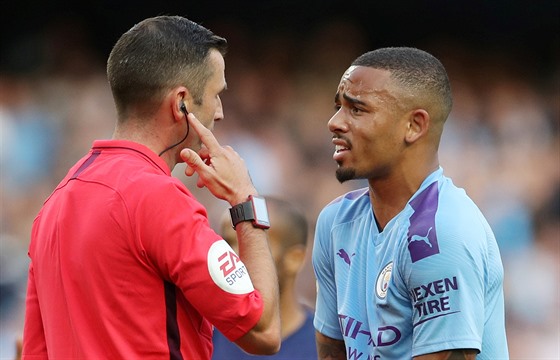 Gabriel Jesus z Manchesteru City debatuje s rozhodím poté, co VAR neuznal jeho...