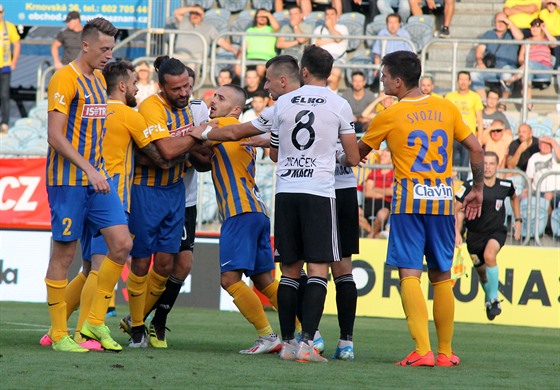 Spoluhrá�i i protivníci se sna�í zastavit opavského zálo�níka Pavla Zavadila,...