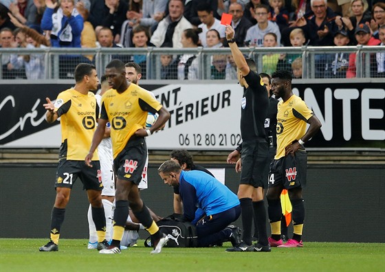 Boubakary Soumare z Lille dostává ervenou kartu bhem zápasu proti Amiens.