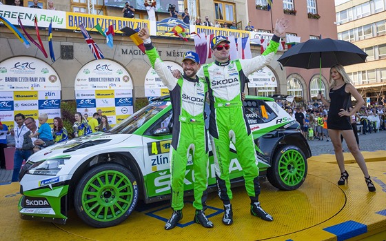 Jan Kopecký a Pavel Dresler (vlevo) slaví vítzství na Barum rallye.