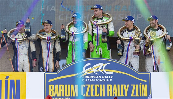 Posádka Jan Kopecký a Pavel Dresler (uprostřed) si na stupních vítězů...