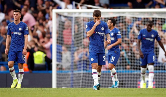 Fotbalisté Chelsea smutní po inkasovaném gólu v utkání proti Leicesteru.