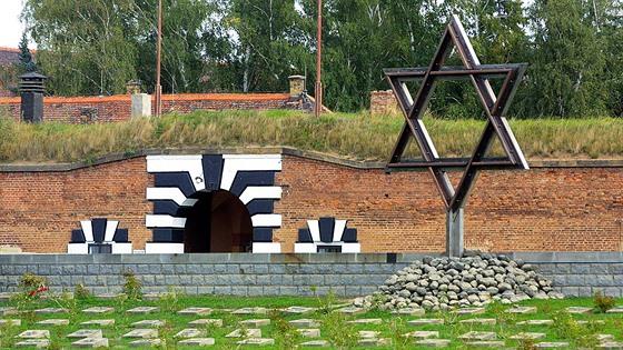 Památník v Terezíně. Zdejším koncentračním táborem pro Židy prošlo za necelé čtyři roky více než 140 tisíc židovských vězňů – mužů, žen i dětí.
