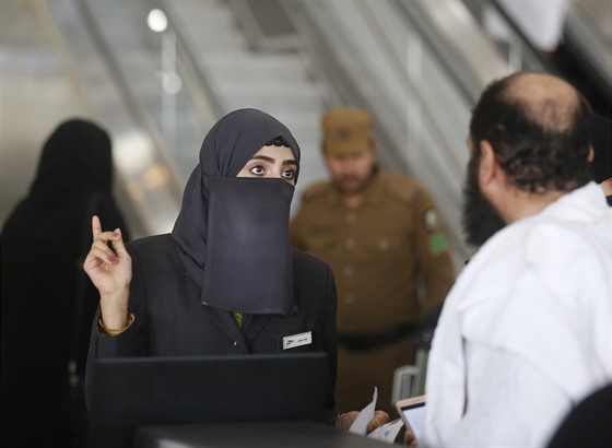 eny v Saúdské Arábii se hrnou na pracovní trh.