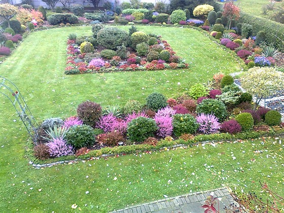 Opečovávaná okrasná část zahrady na podzim, plná barev.
