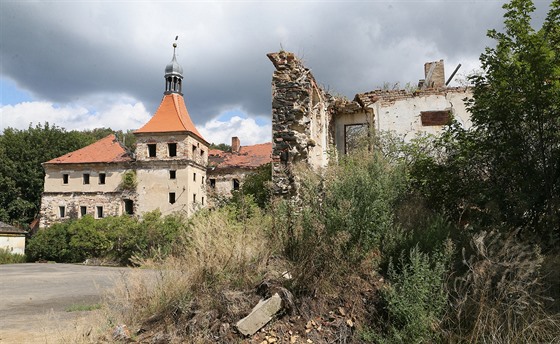 Zámek Mirošovice je v neudržovaném stavu už 70 let a loni v srpnu se mu zřítila část střechy. Oprava by měla začít ještě v letošním roce, potrvá dva roky.
