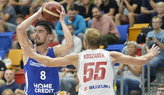 eský basketbalista Tomá Satoranský (vlevo) a Lukasz Koszarek z Polska.