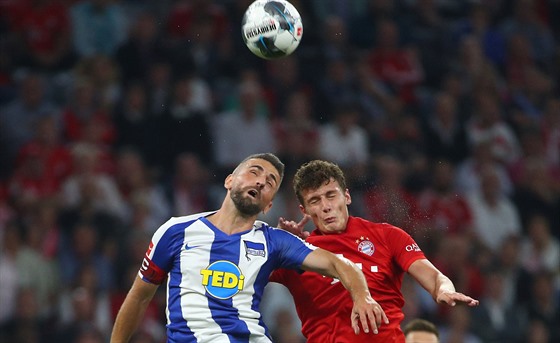 Benjamin Pavard (vpravo) z Bayernu Mnichov v souboji s Vedadem Ibieviem z...