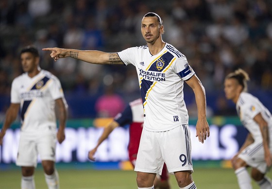 Zlatan Ibrahimovic usmruje spoluhráe z LA Galaxy.