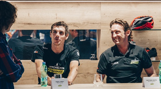 Matt White (vpravo), éf stáje Mitchelton-Scott, a jihoafrický cyklista Daryl...