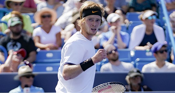 Andrej Rubljov se raduje v duelu s Rogerem Federerem na turnaji v Cincinnati.