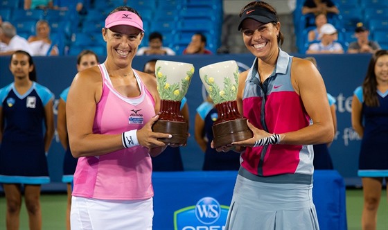 Lucie Hradecká (vpravo) a Andreja Klepáová slaví triumf ve tyhe v...