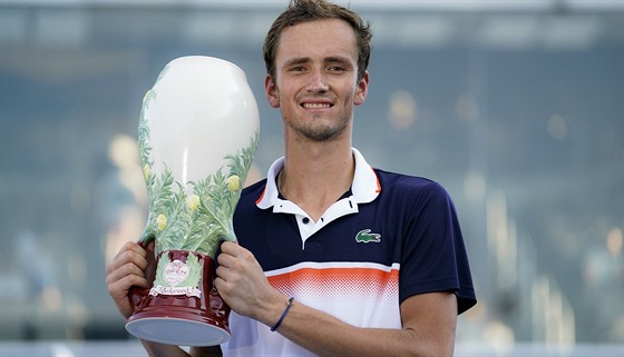 Ruský tenista Daniil Medvedv s trofejí pro vítze turnaje v Cincinnati.