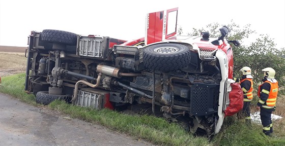 Pi výjezdu k nehod nákladního automobilu u Hoíkovic na Plzesku havarovali...