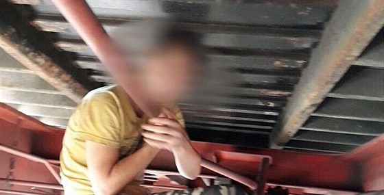 Migrant skrývající se v podvozku nákladního vlaku. (18. srpna 2019)