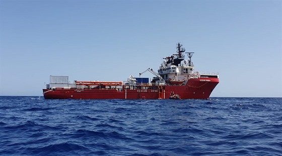 Loď Ocean Viking, kterou provozuje organizace Lékaři bez hranic (MSF) společně...