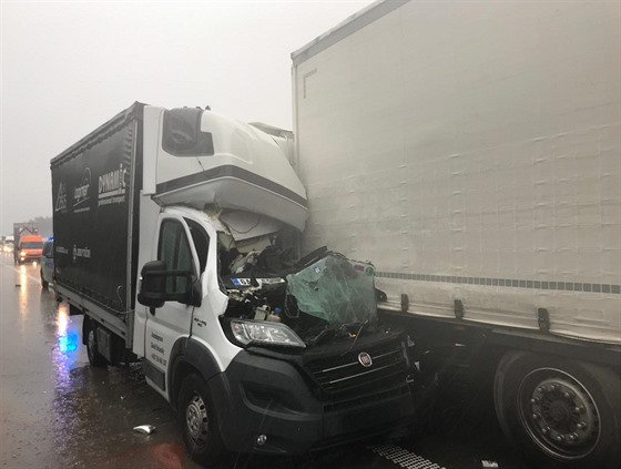 Na dálnici D1 směrem na Prahu před Velkým Meziříčím se srazilo nákladní auto s...