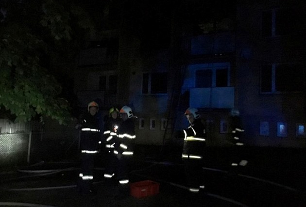 Poár bytu ve Vsetín zamstnal hasie v pátek veer (16. srpna 2019).