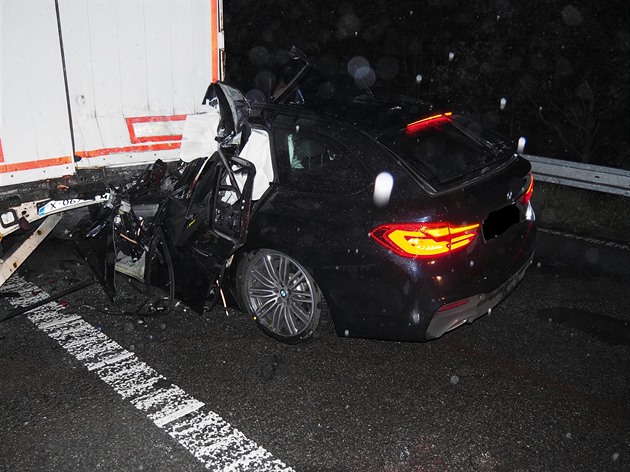 Mladý řidič BMW nepřežil nehodu s kamionem, další lidé se zranili