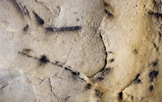 Ti kresby uhlíkem z Kateinské jeskyn jsou podle výzkumu nejstarí u nás....