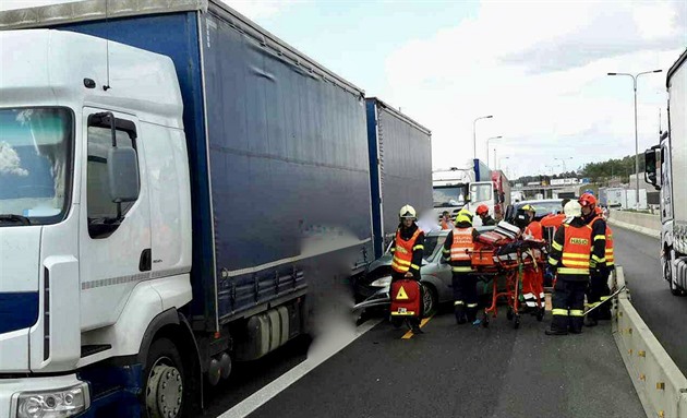Nehoda osobního auta, kamionu a dodávky ve zúeném míst D1 u Brna zablokovala...