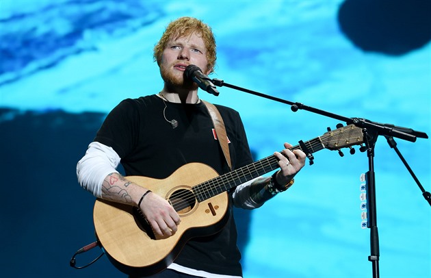 Britský zpěvák Sheeran oznámil, že má koronavirus. Bude v domácí izolaci