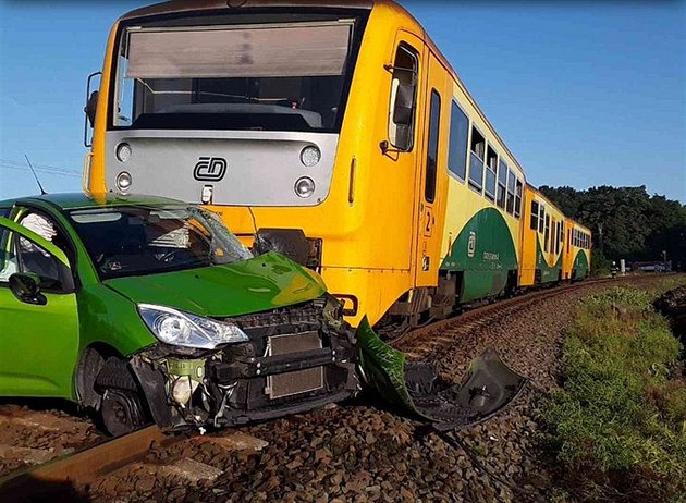 Na Olomoucku se srazil vlak s osobním autem (11. srpna 2019).