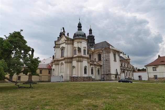 V předchozí etapě byly v exteriéru obnoveny fasády s bohatou sochařskou...