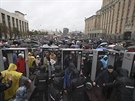 Protestující museli procházet bhem demonstrace v Moskv bezpenostními rámy a...
