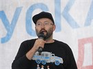Ruský noviná Ilya Azar promlouvá na protestech v Moskv (10. srpna 2019)