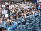 Demonstranti na protestech v Moskv kvli volbám (10. srpna 2019)