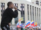 Ruský rapper vystupuje bhem demonstrace v Moskv kvli volbám (10. srpna 2019)