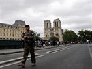 Bezpenost v okolí katedrály hlídají francouztí vojáci. (16. srpna 2019)