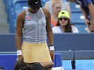 Japonská tenistka Naomi Ósakaová si nechává oetit levou nohu.