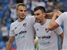 Nemanja Kuzmanovi a Rudolf Reiter (oba Baník Ostrava) se radují z gólu Tomáe...