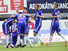 Fotbalisté Olomouce slaví gól do sít Karviné.