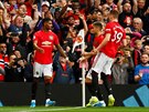 Hrái Manchesteru United se radují ze vsteleného gólu.
